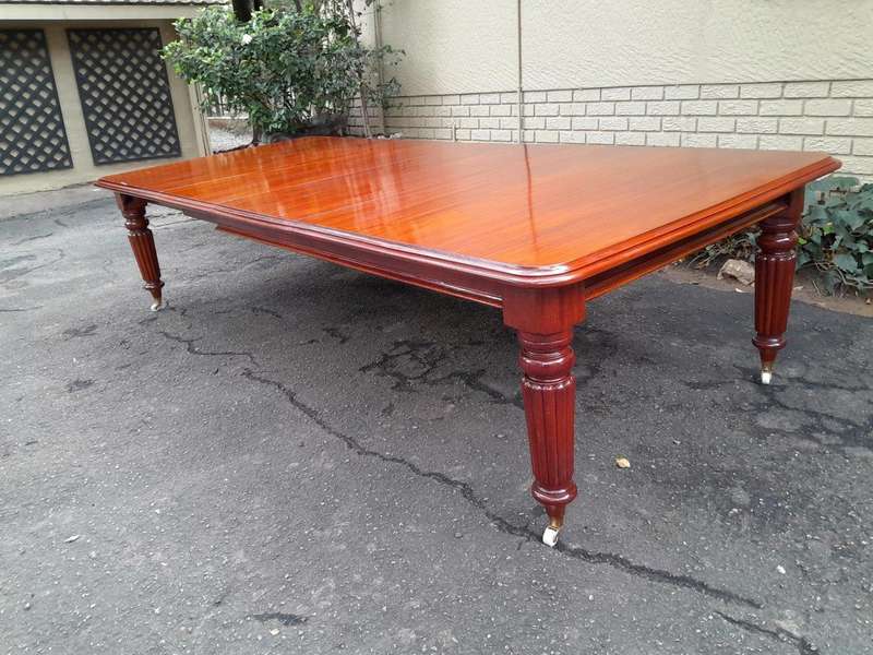 A 20TH Century William IV Style Mahogany Extension Dining Table With Two Leaves Extensions