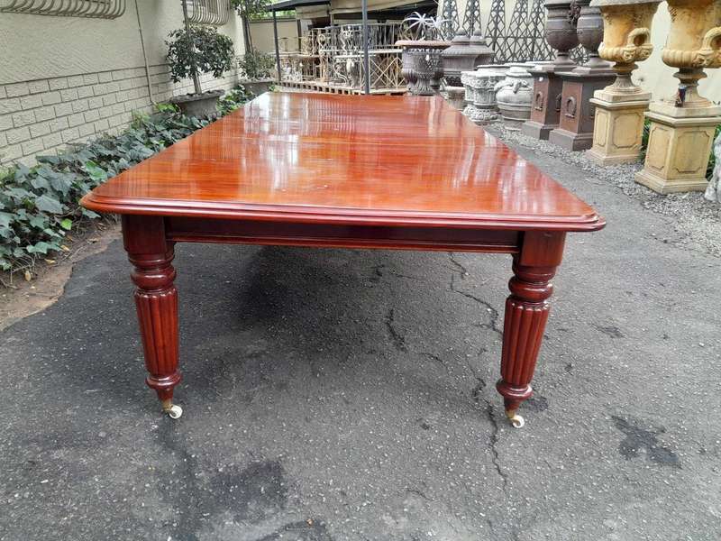 A 20TH Century William IV Style Mahogany Extension Dining Table With Two Leaves Extensions