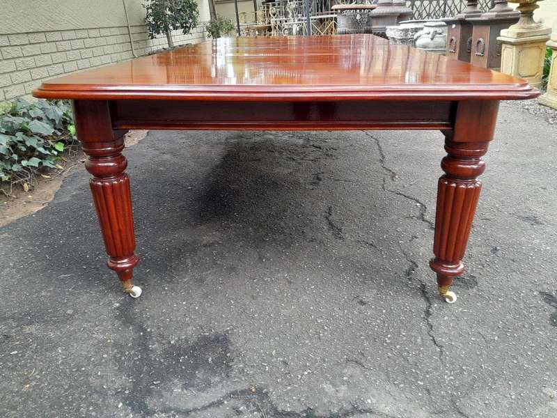 A 20TH Century William IV Style Mahogany Extension Dining Table With Two Leaves Extensions