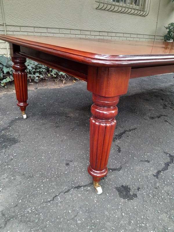 A 20TH Century William IV Style Mahogany Extension Dining Table With Two Leaves Extensions