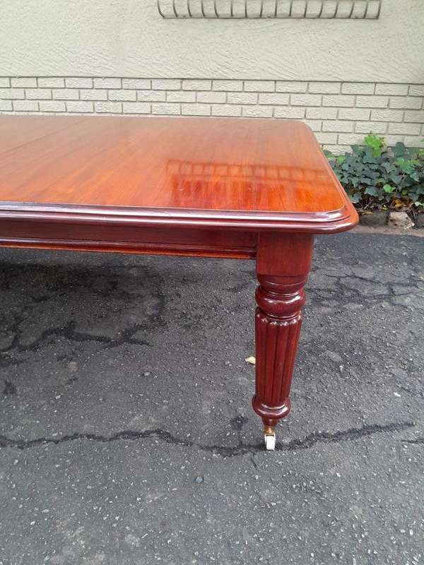 A 20TH Century William IV Style Mahogany Extension Dining Table With Two Leaves Extensions