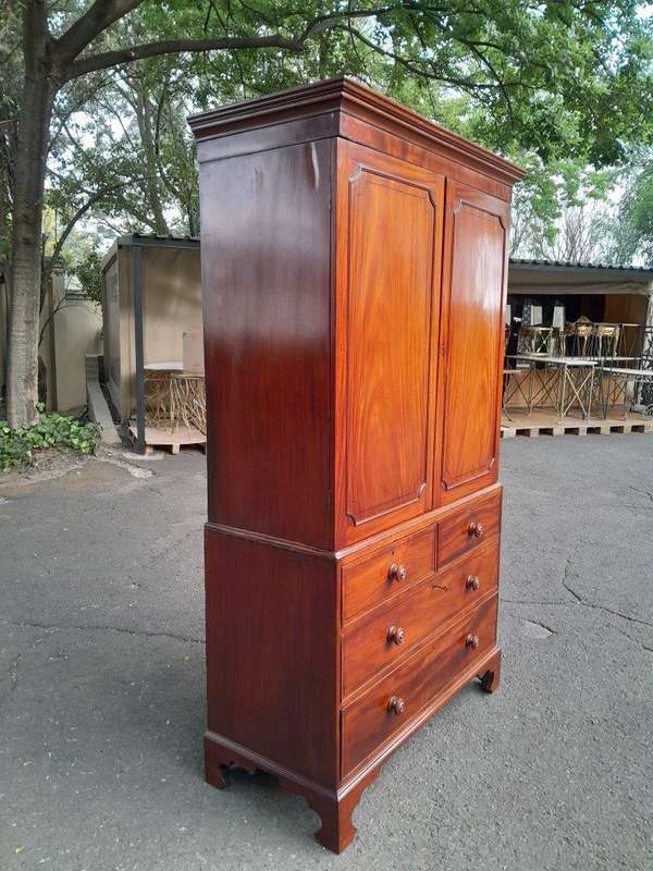An Early 800s George III Linen Press Cupboard with Patina
