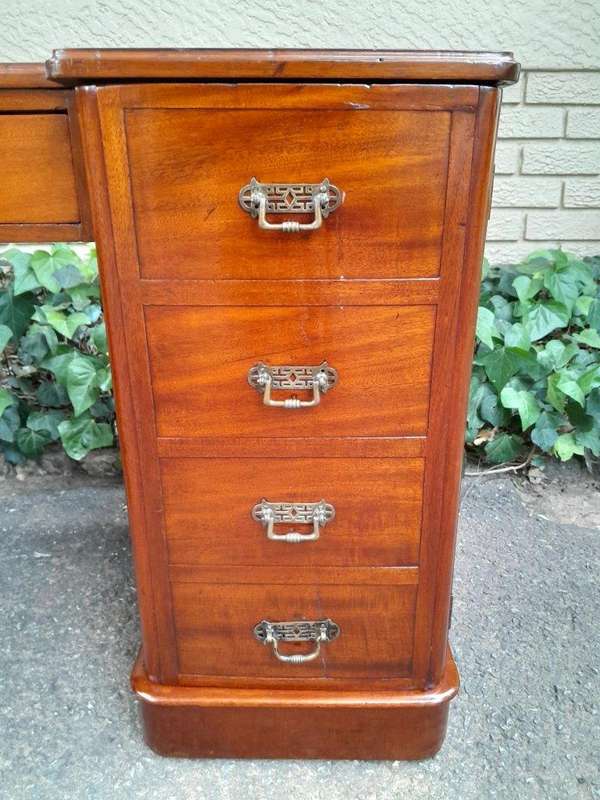 An Antique Victorian Mahogany Desk With Tooled Leather Top