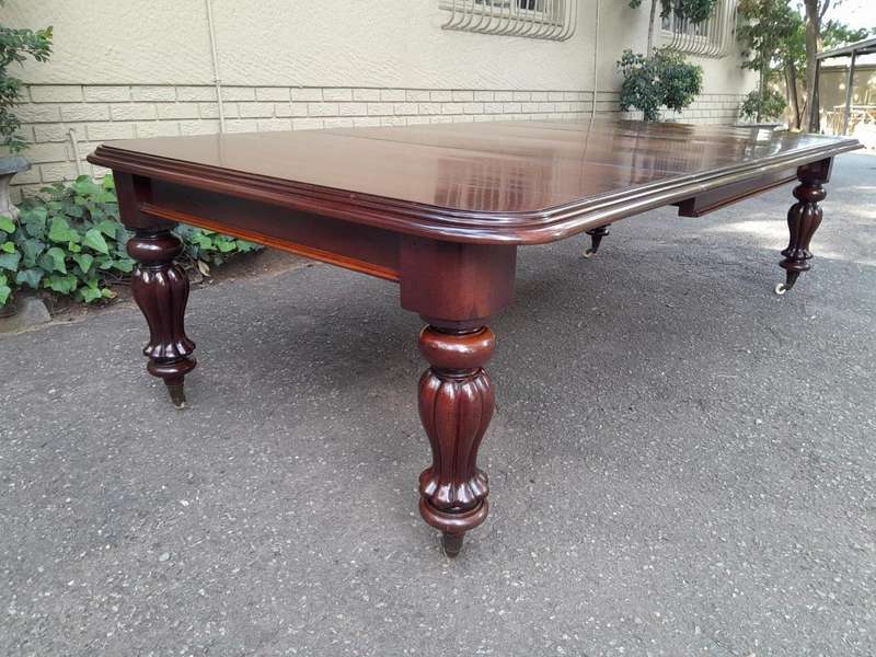 An Antique Victorian Mahogany Dining Table on Porcelain Castors with Three x Leaves and Crank Handle