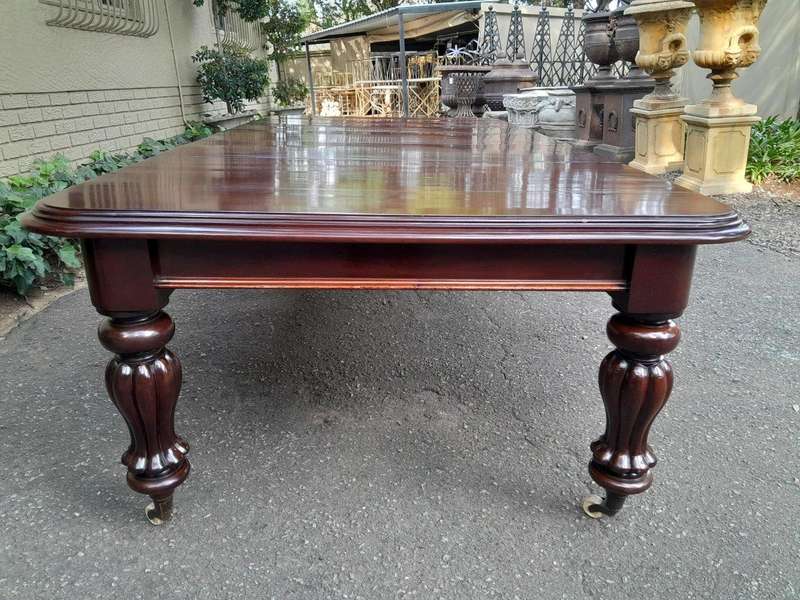 An Antique Victorian Mahogany Dining Table on Porcelain Castors with Three x Leaves and Crank Handle
