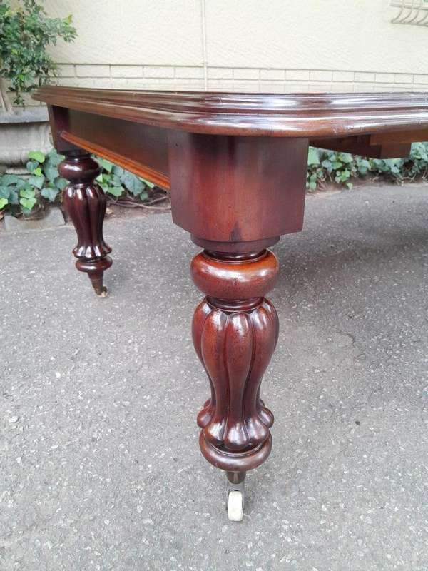 An Antique Victorian Mahogany Dining Table on Porcelain Castors with Three x Leaves and Crank Handle