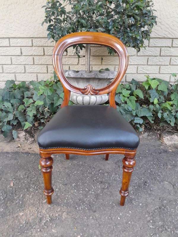 A 20th Century Set of Eight Victorian Style Mahogany Dining Chairs Upholstered in Leather