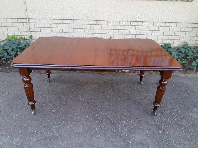 A 20th Century Victorian Style Mahogany Extending Dining Table Seats 8 on Brass Castors