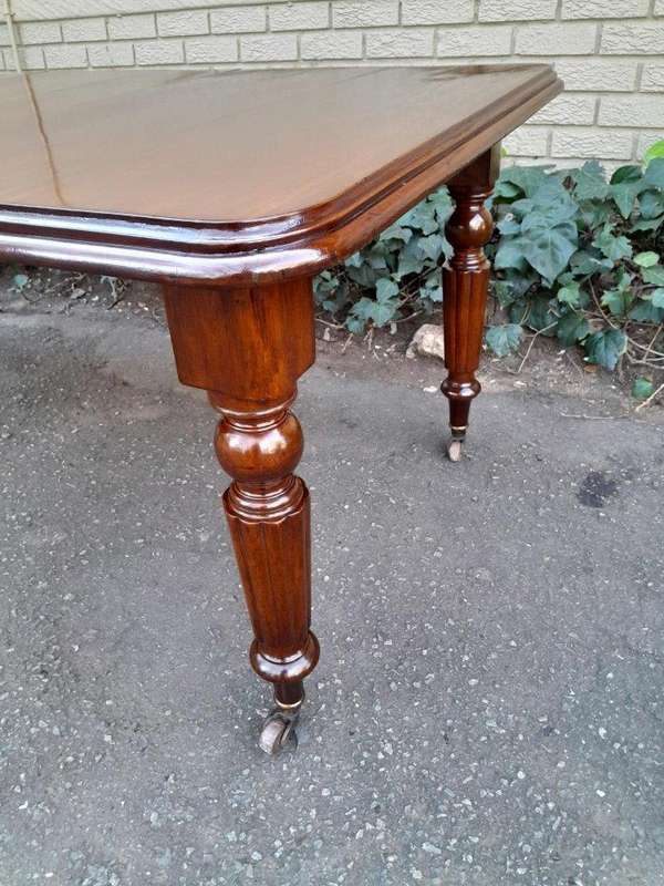 A 20th Century Victorian Style Mahogany Extending Dining Table Seats 8 on Brass Castors
