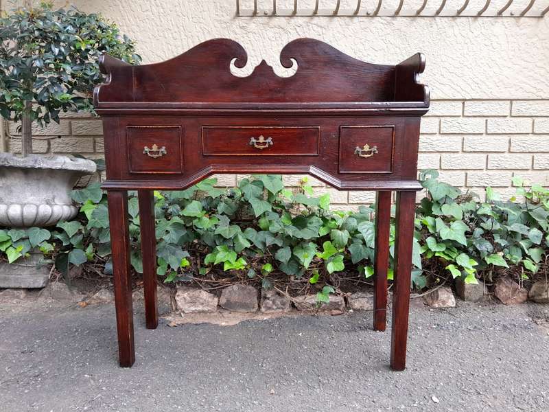 A 20th Century Georgian Style Oak Desk  /  Drinks Table  /  Small Desk With Drawers