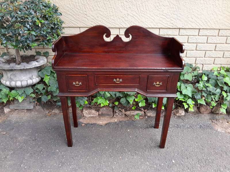A 20th Century Georgian Style Oak Desk  /  Drinks Table  /  Small Desk With Drawers
