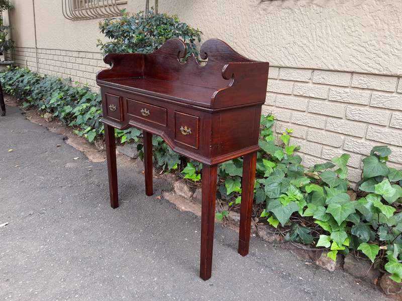 A 20th Century Georgian Style Oak Desk  /  Drinks Table  /  Small Desk With Drawers