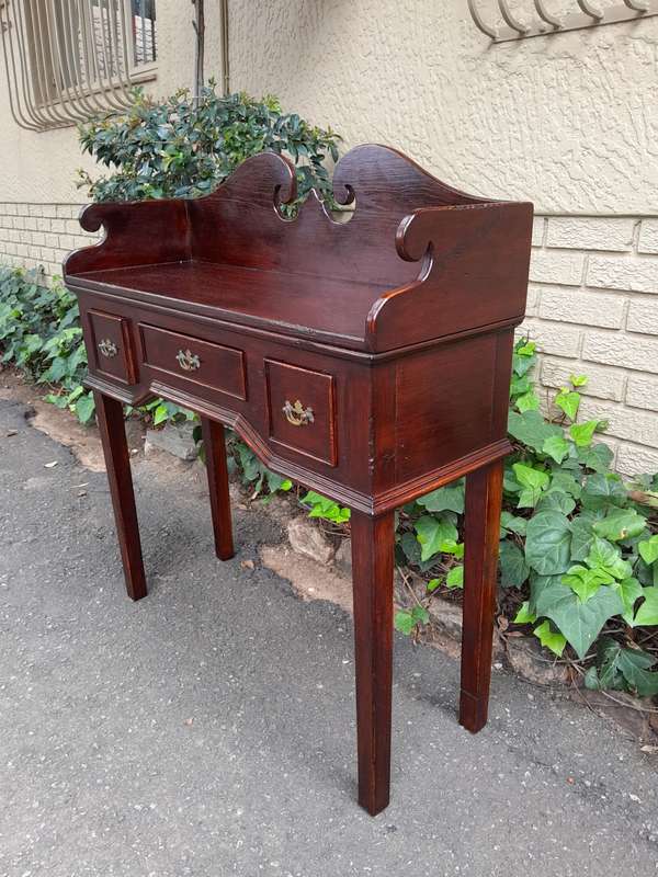 A 20th Century Georgian Style Oak Desk  /  Drinks Table  /  Small Desk With Drawers
