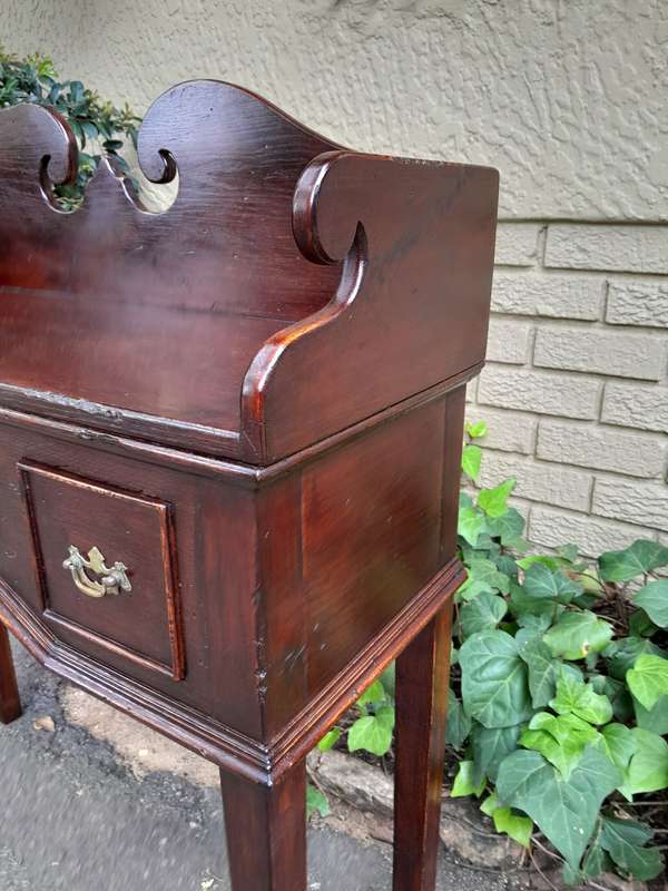 A 20th Century Georgian Style Oak Desk  /  Drinks Table  /  Small Desk With Drawers