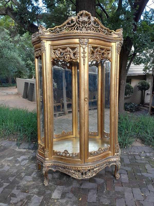 A 20th Century French Style Carved & Gilded Display Cabinet / Vitrine