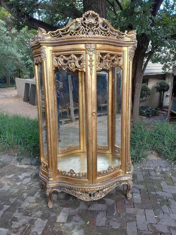 A 20th Century French Style Carved & Gilded Display Cabinet / Vitrine