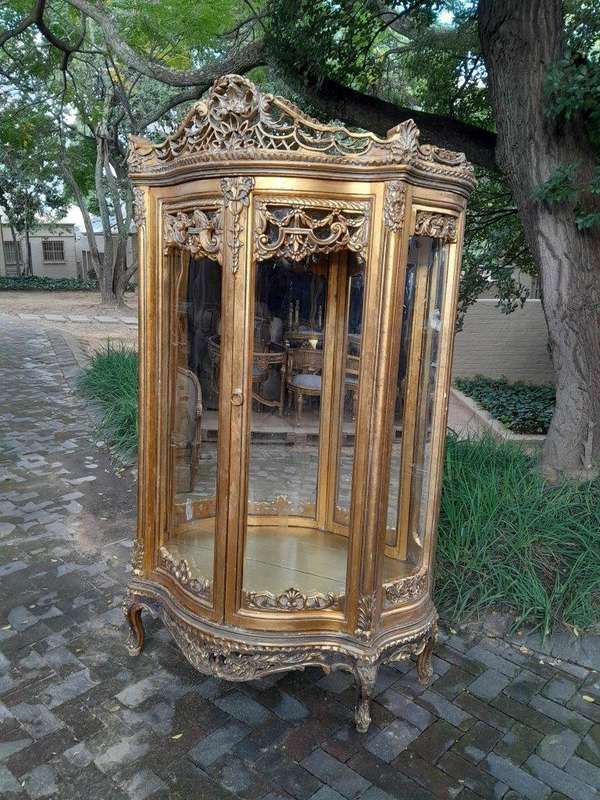 A 20th Century French Style Carved & Gilded Display Cabinet / Vitrine