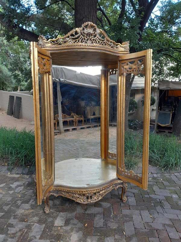 A 20th Century French Style Carved & Gilded Display Cabinet / Vitrine