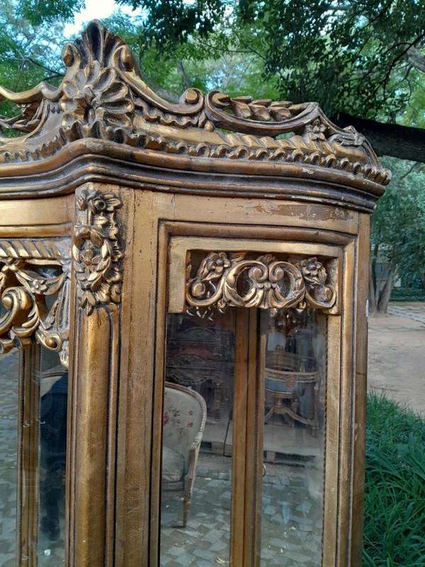 A 20th Century French Style Carved & Gilded Display Cabinet / Vitrine