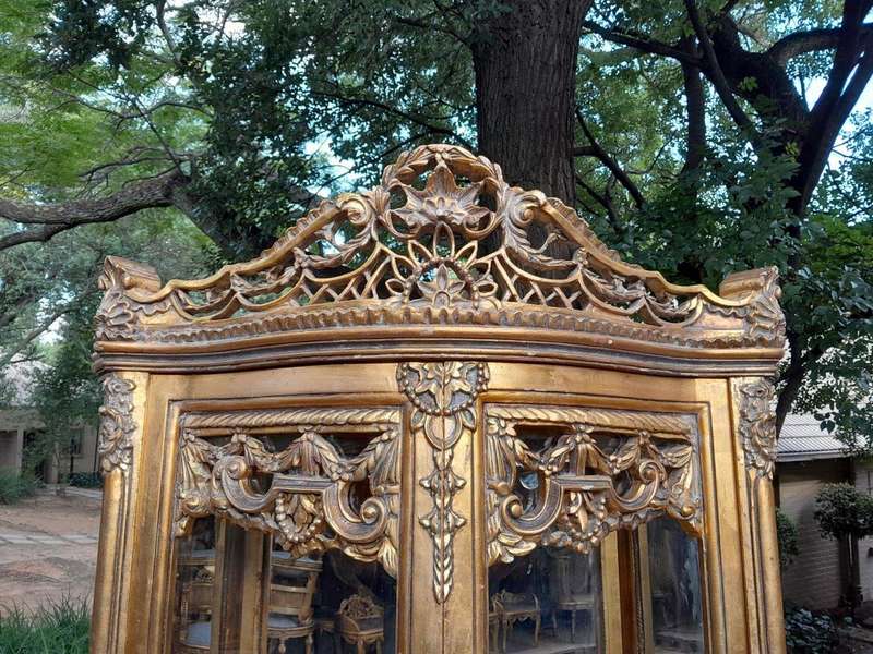 A 20th Century French Style Carved & Gilded Display Cabinet / Vitrine