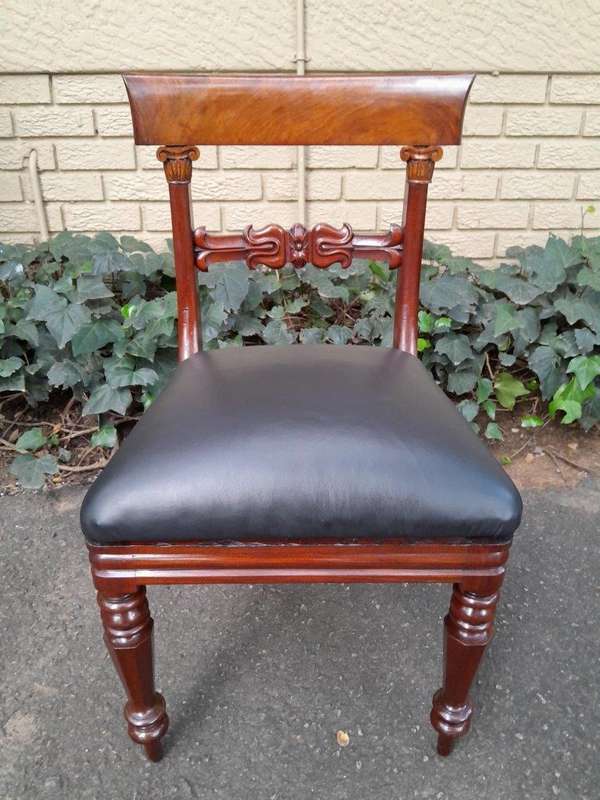 An Antique English Victorian Set Of Ten Mahogany Carved Dining Chairs Upholstered In Leather