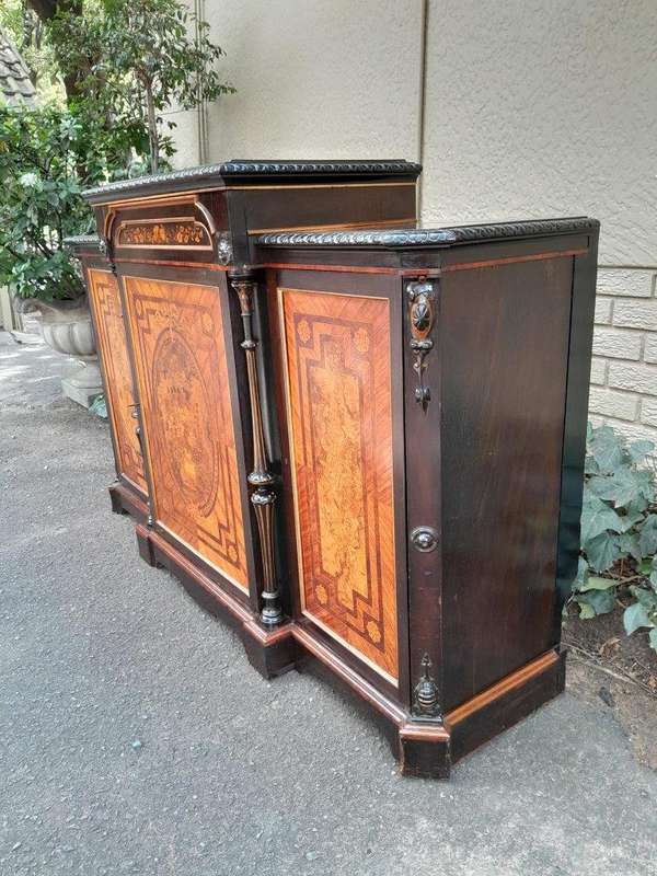 An Antique Victorian Walnut Ebonised with Marquetry and Gilt Edges with Lock and Key