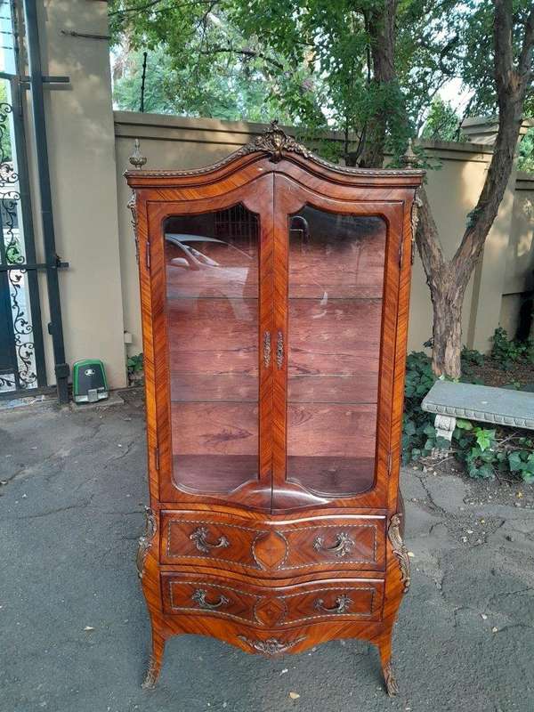 An Antique French Louis XVI Style Kingswood Display Cabinet / Vitrine with Gilt Mounts