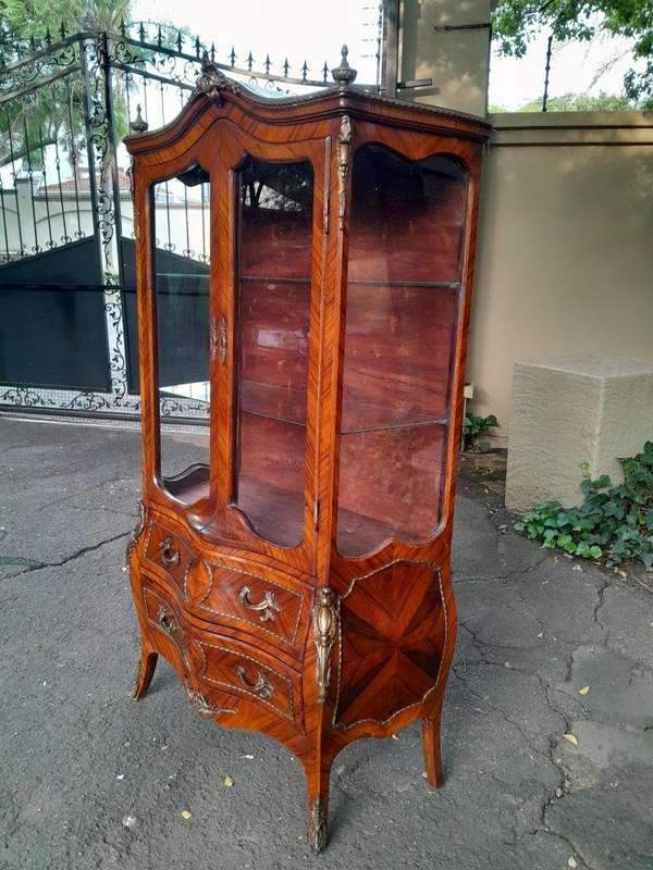 An Antique French Louis XVI Style Kingswood Display Cabinet / Vitrine with Gilt Mounts