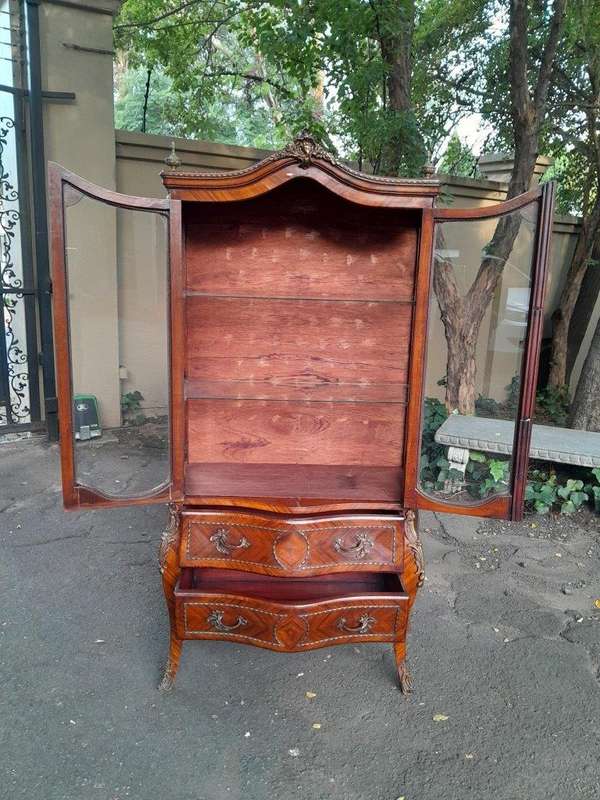 An Antique French Louis XVI Style Kingswood Display Cabinet / Vitrine with Gilt Mounts