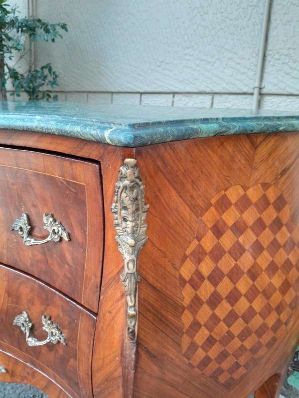 An Antique French Louis XV Style Rosewood and Marquetry Bombe / Chest of Drawers with Marble Top ...