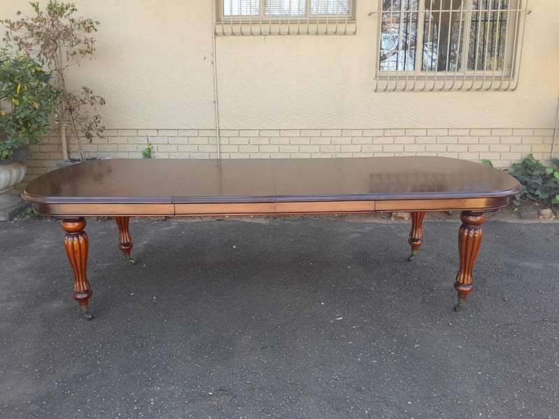 An Antique Victorian / Circa 1890s Dining Table With Two Leaves On Castors With A Crank Handle
