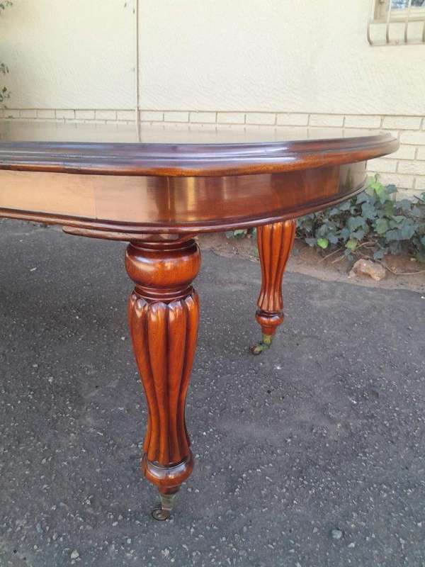 An Antique Victorian / Circa 1890s Dining Table With Two Leaves On Castors With A Crank Handle