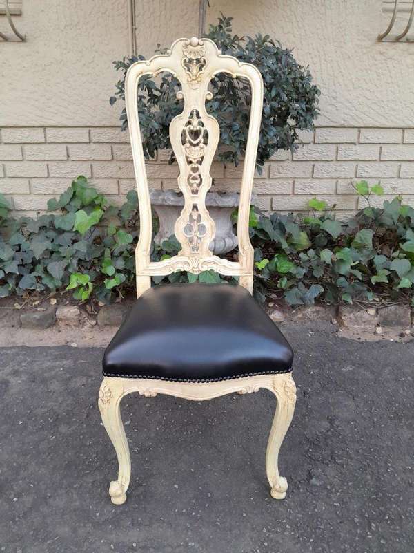 An Antique 19th Century Set Of Four Walnut Dining Chairs