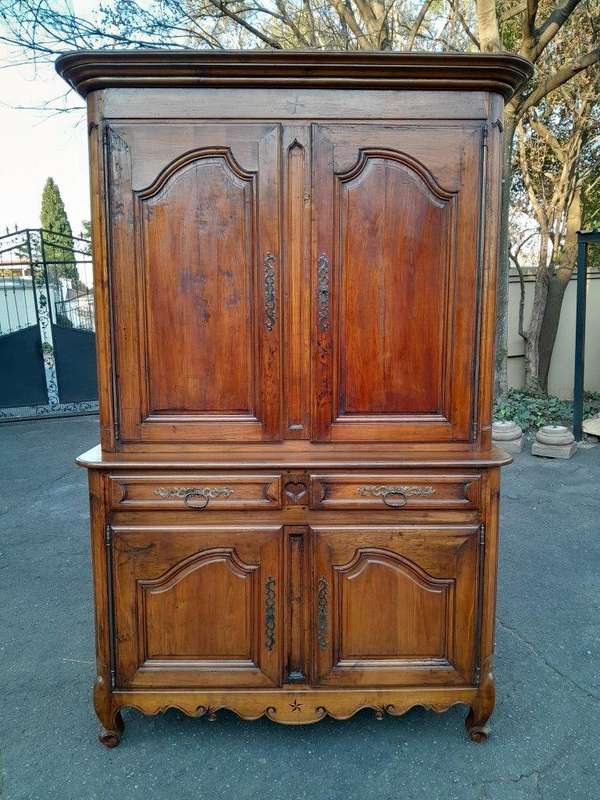 An Antique 18th Century French Louis XV Carved Walnut Buffet Deux Corps / Cabinet / Drinks Cabinet