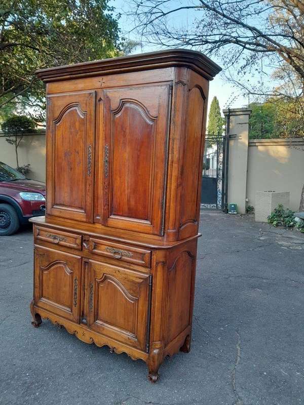 An Antique 18th Century French Louis XV Carved Walnut Buffet Deux Corps / Cabinet / Drinks Cabinet