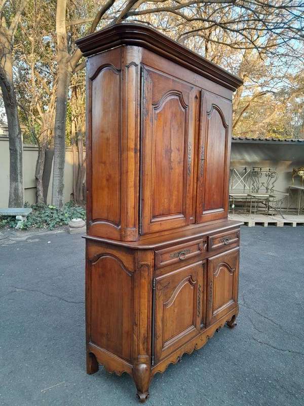 An Antique 18th Century French Louis XV Carved Walnut Buffet Deux Corps / Cabinet / Drinks Cabinet