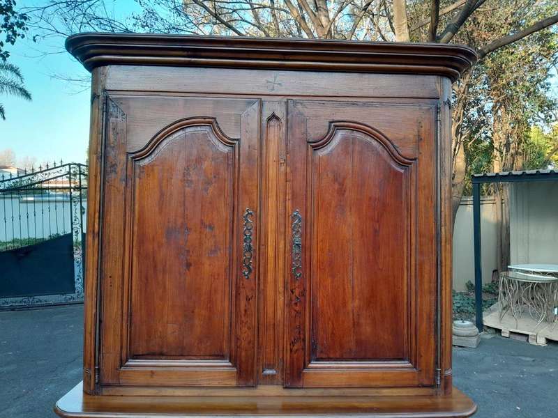 An Antique 18th Century French Louis XV Carved Walnut Buffet Deux Corps / Cabinet / Drinks Cabinet