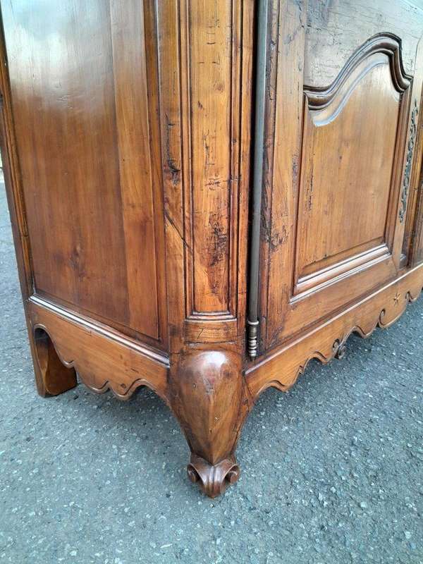 An Antique 18th Century French Louis XV Carved Walnut Buffet Deux Corps / Cabinet / Drinks Cabinet
