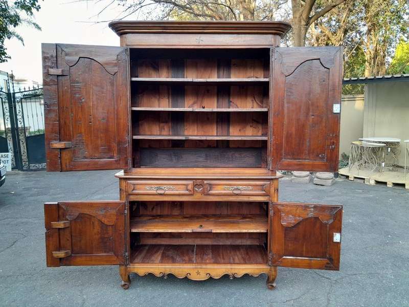An Antique 18th Century French Louis XV Carved Walnut Buffet Deux Corps / Cabinet / Drinks Cabinet