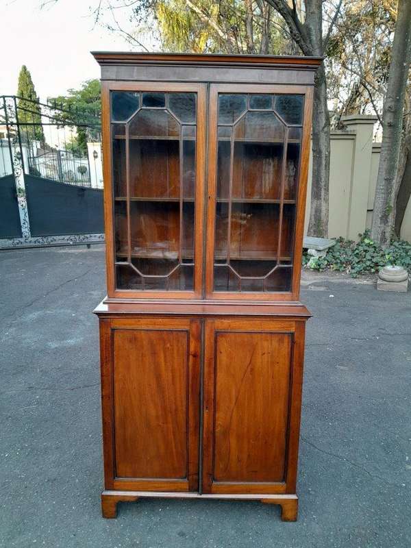 An Antique Early 19th Century Georgian Mahogany Bookcase / Display Case With Glazed Doors With Sh...