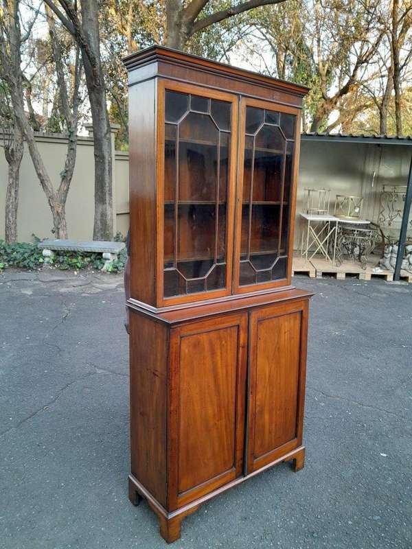 An Antique Early 19th Century Georgian Mahogany Bookcase / Display Case With Glazed Doors With Sh...