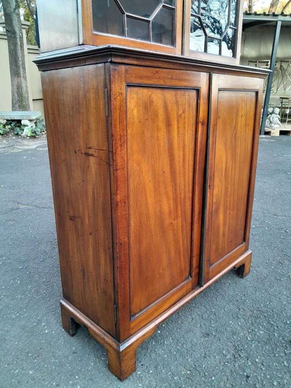 An Antique Early 19th Century Georgian Mahogany Bookcase / Display Case With Glazed Doors With Sh...