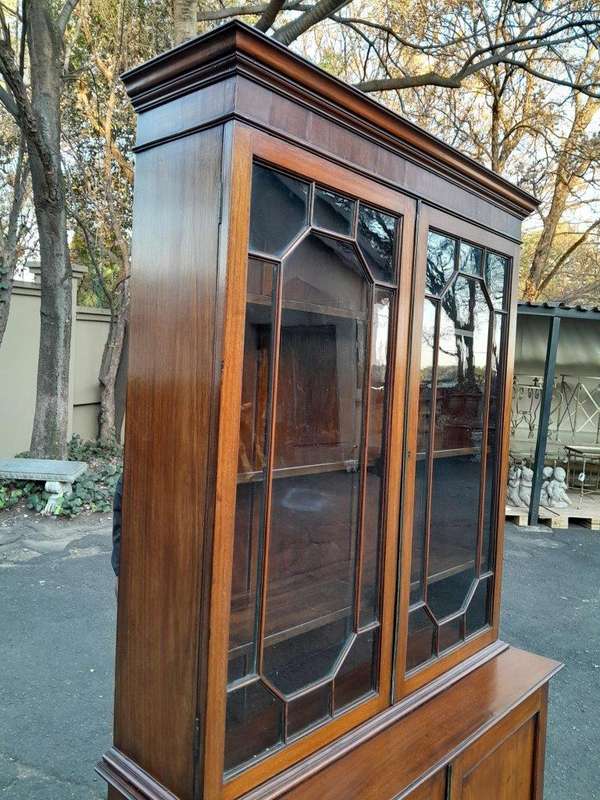 An Antique Early 19th Century Georgian Mahogany Bookcase / Display Case With Glazed Doors With Sh...
