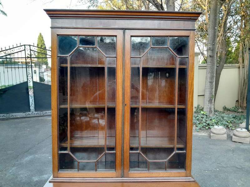 An Antique Early 19th Century Georgian Mahogany Bookcase / Display Case With Glazed Doors With Sh...