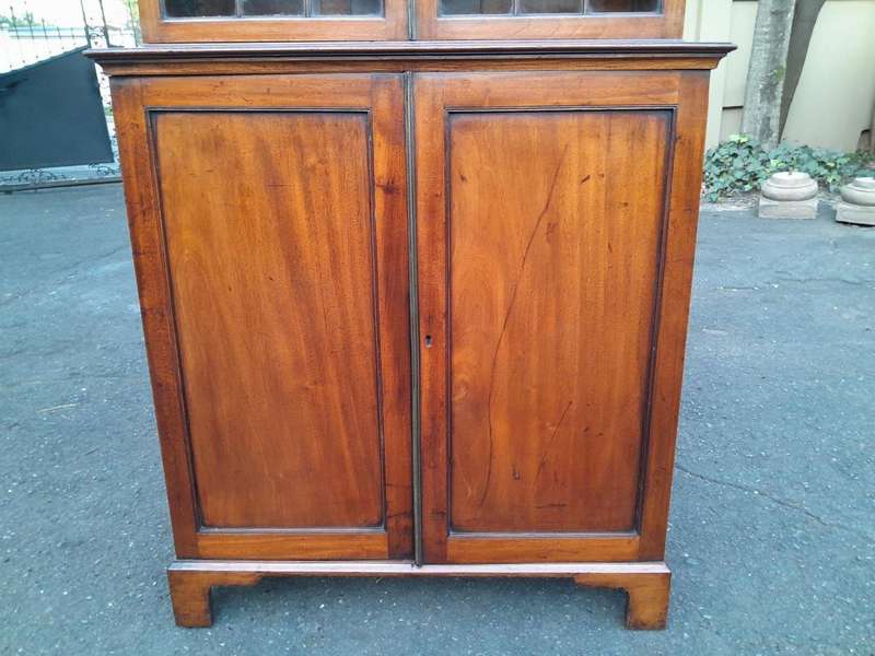 An Antique Early 19th Century Georgian Mahogany Bookcase / Display Case With Glazed Doors With Sh...