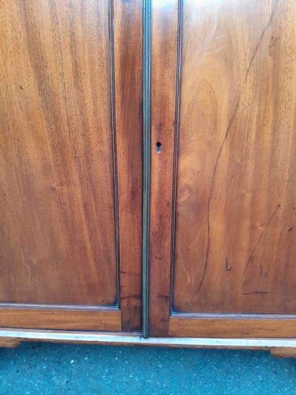 An Antique Early 19th Century Georgian Mahogany Bookcase / Display Case With Glazed Doors With Sh...