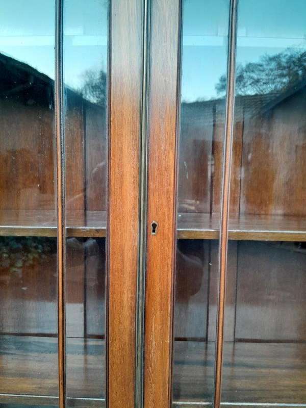 An Antique Early 19th Century Georgian Mahogany Bookcase / Display Case With Glazed Doors With Sh...