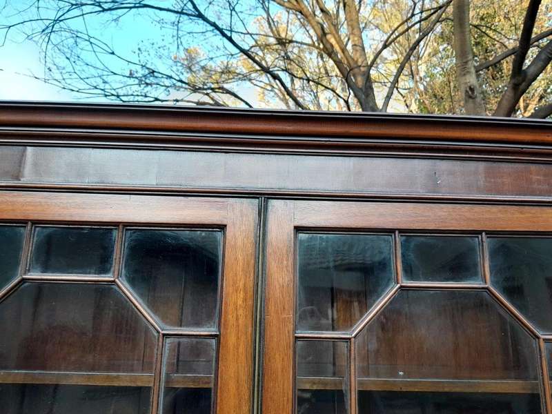 An Antique Early 19th Century Georgian Mahogany Bookcase / Display Case With Glazed Doors With Sh...