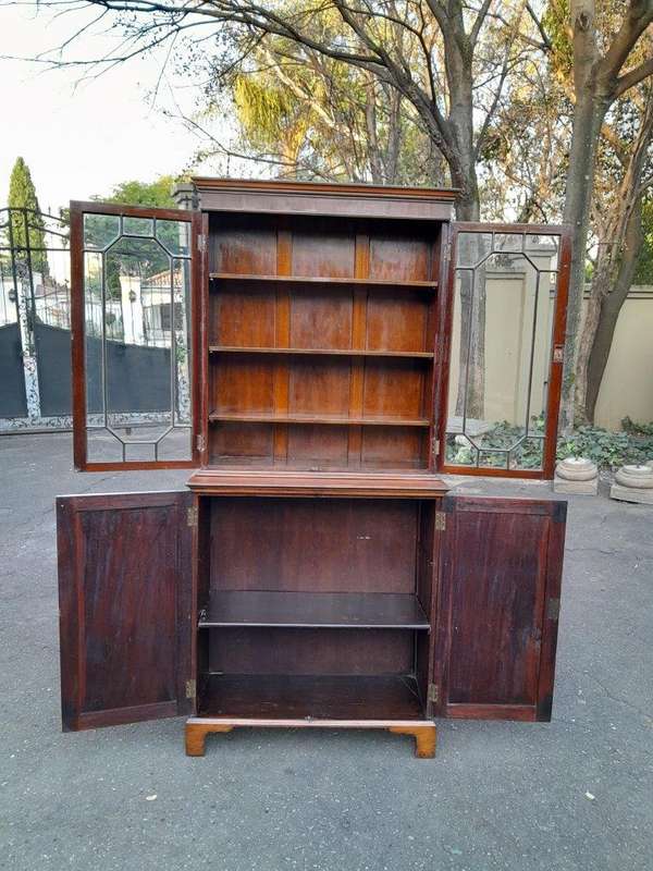 An Antique Early 19th Century Georgian Mahogany Bookcase / Display Case With Glazed Doors With Sh...