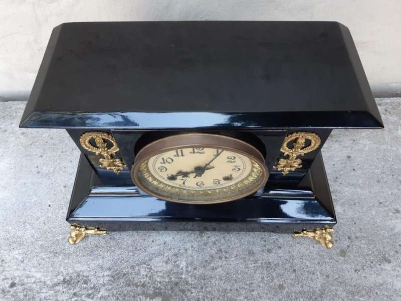 Vintage New Haven Clock Company Mantel black metal with wind up pendulum and key
